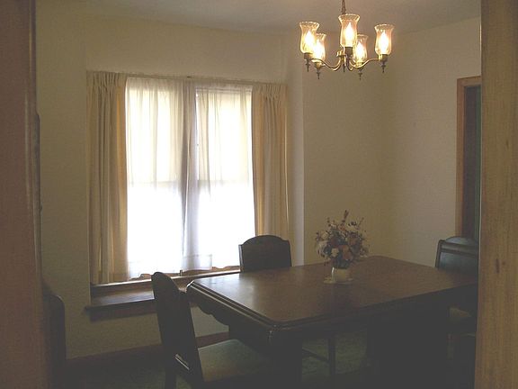 Formal DR W/ Window Boxed area