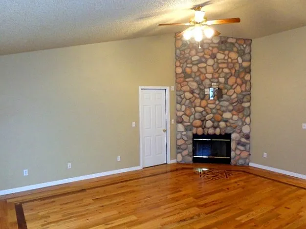 4 bed, 2.0 bath, 1410 sqft, $2,180 — Photo 4