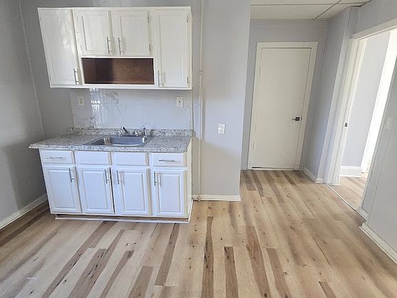 2nd image of 900 Flora St #1RA