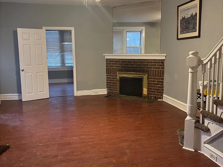 649 W State St — Photo 4