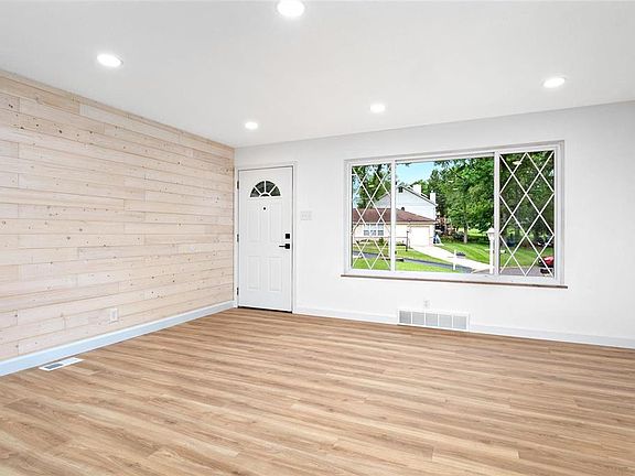 3rd image of 3332 Briarcourt Dr
