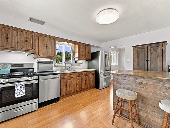 4th image of 600 Maple St