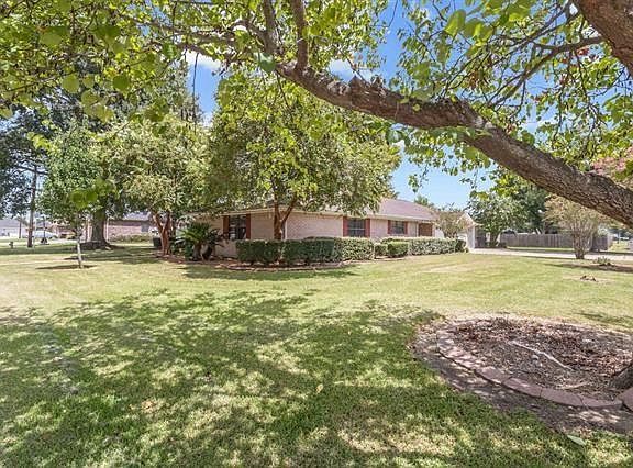 3rd image of 815 Hunter Ridge Ln