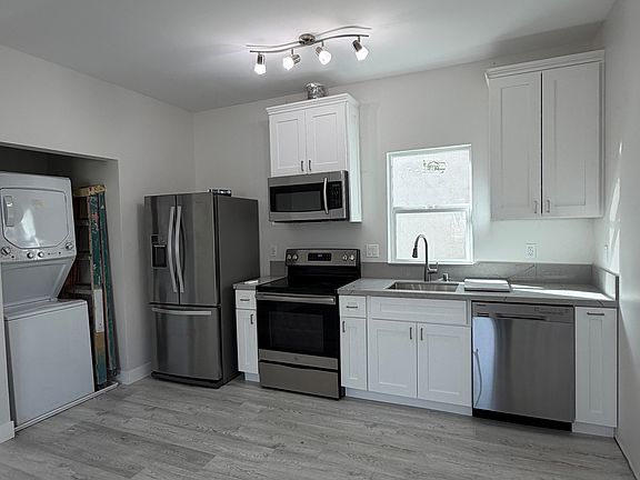 3rd image of 637 S 32nd St
