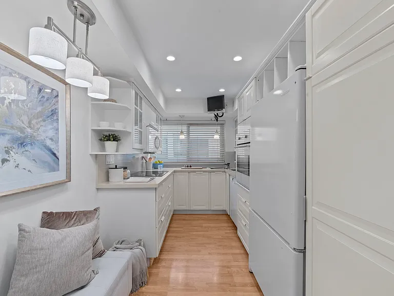 9501 W Olympic Blvd — Photo 24