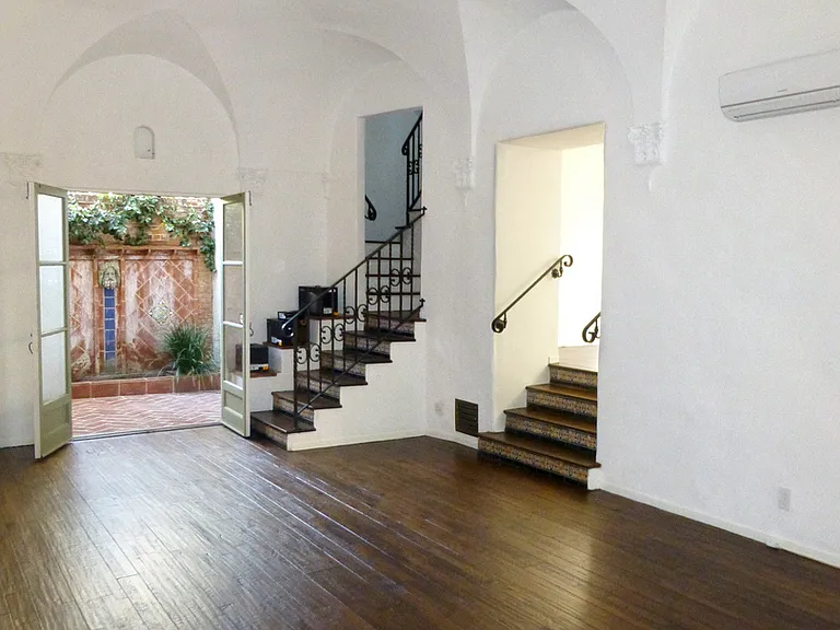 1355 N Laurel Ave — Photo 13