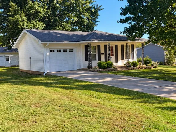 306 N Elm St, Nokomis, IL 62075