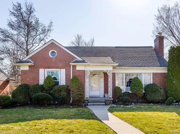 1211 Paget Ct, Grosse Pointe Woods, MI 48236