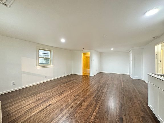 4th image of 2837 Franklin Ave E #6