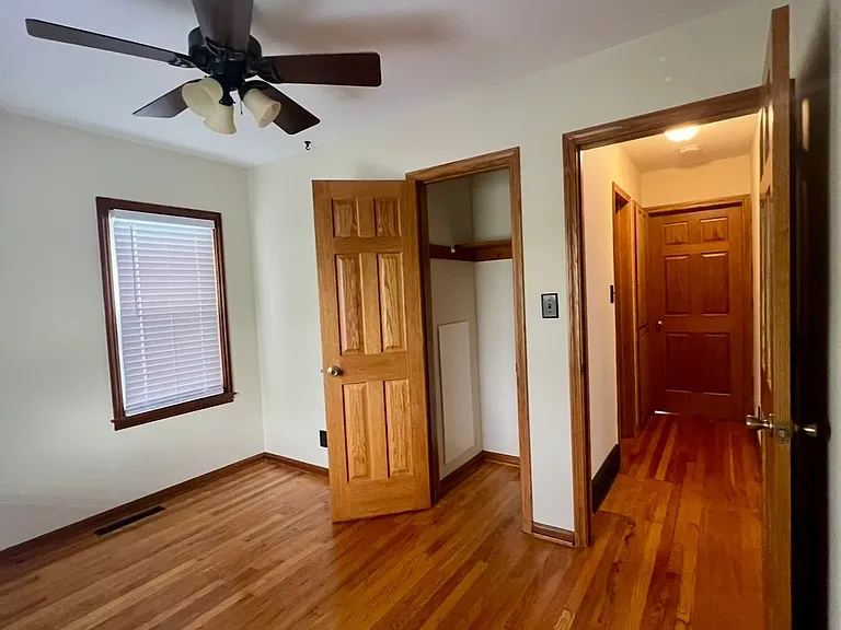 285 E Jeffrey Pl — Photo 3