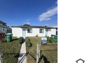 1825 NW 74th Ter, Miami, FL