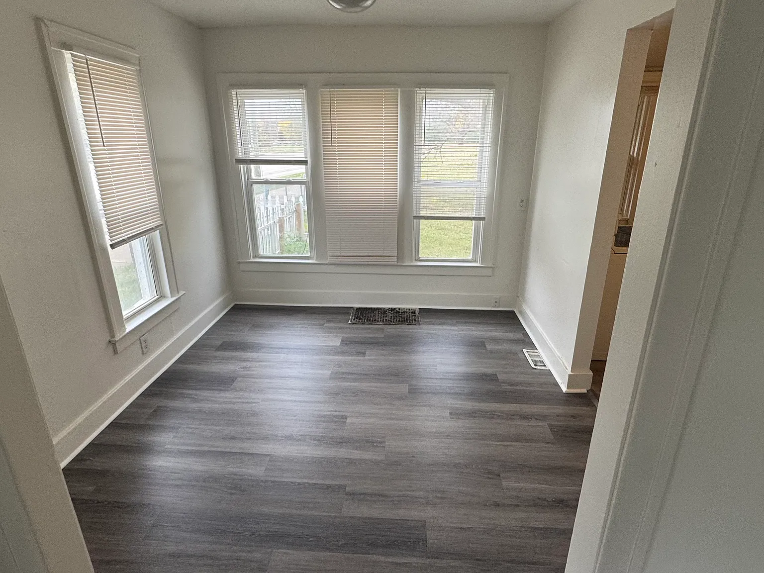 4 bed, 908 sqft, $1,750 — Photo 2