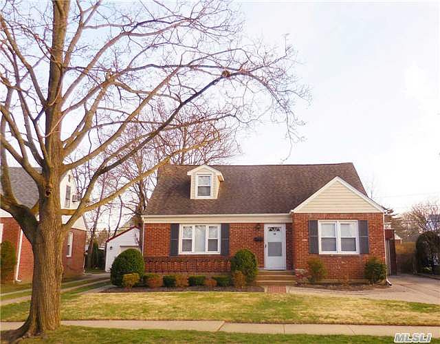 1st image of 10 Laurel Dr