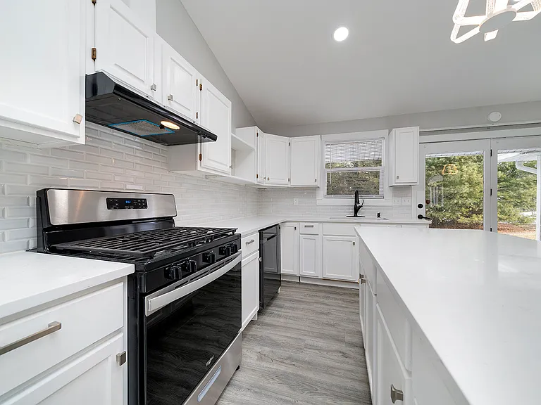 112 Liverpool Dr SE — Photo 5