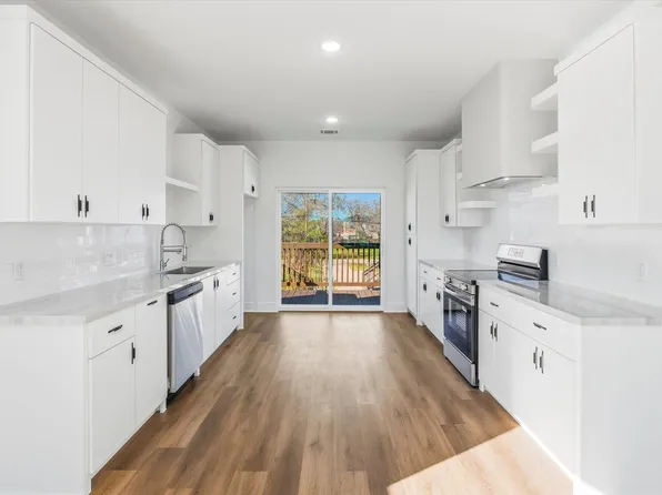 214 S Y St, La Porte, TX 77571