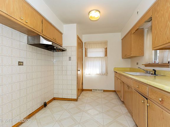 3rd image of 16558 Dobson Ave