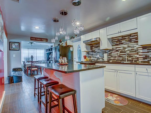 Gourmet kitchen