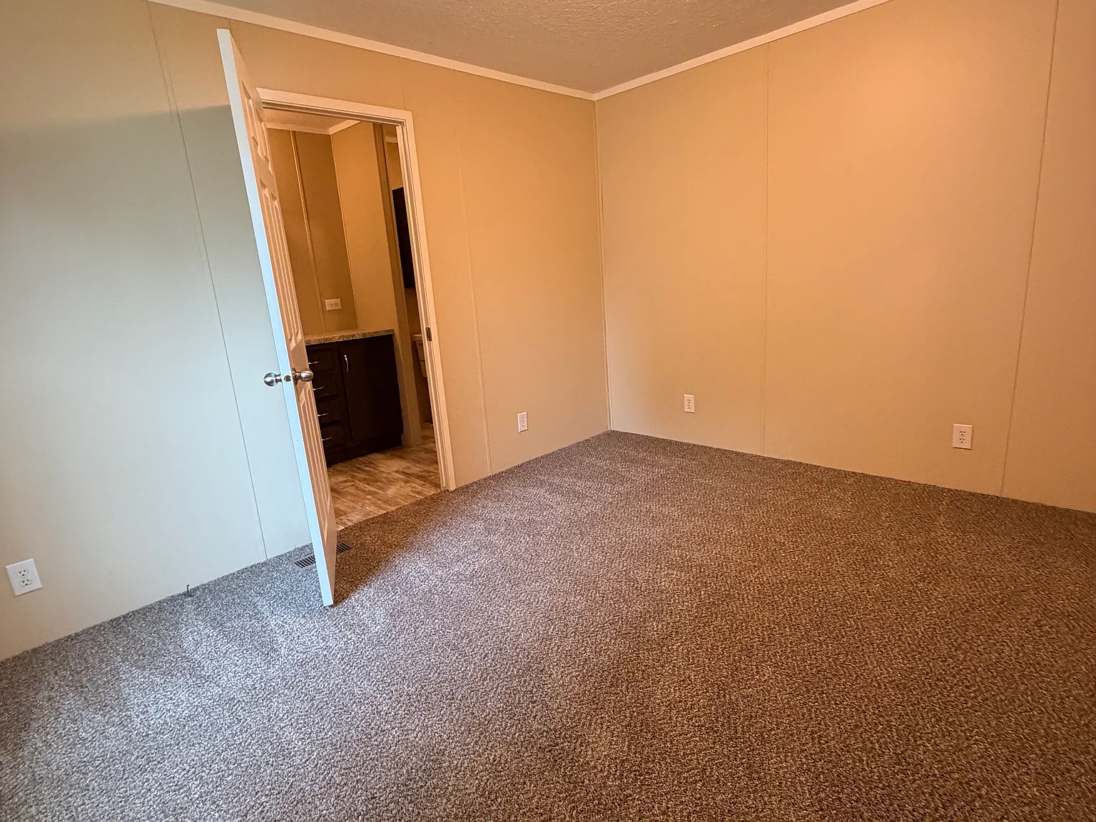 3 bed, 980 sqft, $1,199 — Photo 3