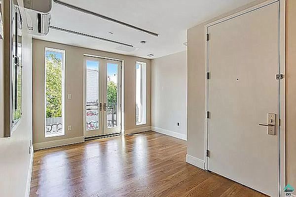 2nd image of 259 Evergreen Ave APT 4