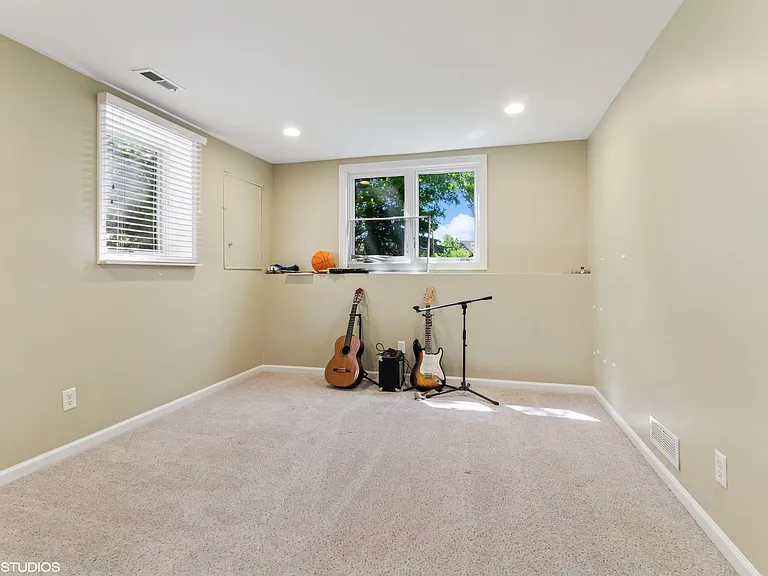 3304 Rollingridge Rd — Photo 37