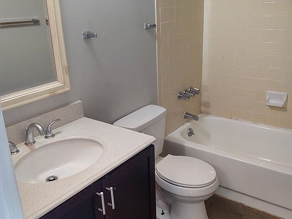 4th image of 1600 Park Cir APT 904