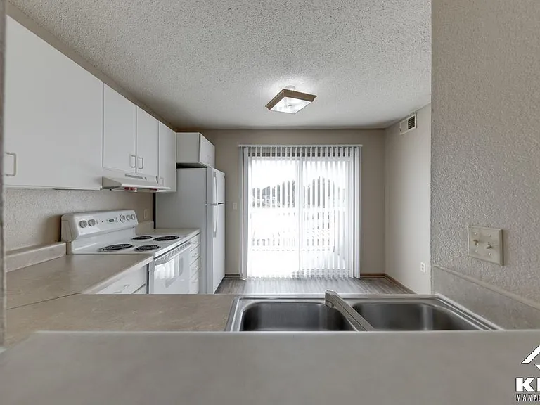 Coronado Residences — Photo 5