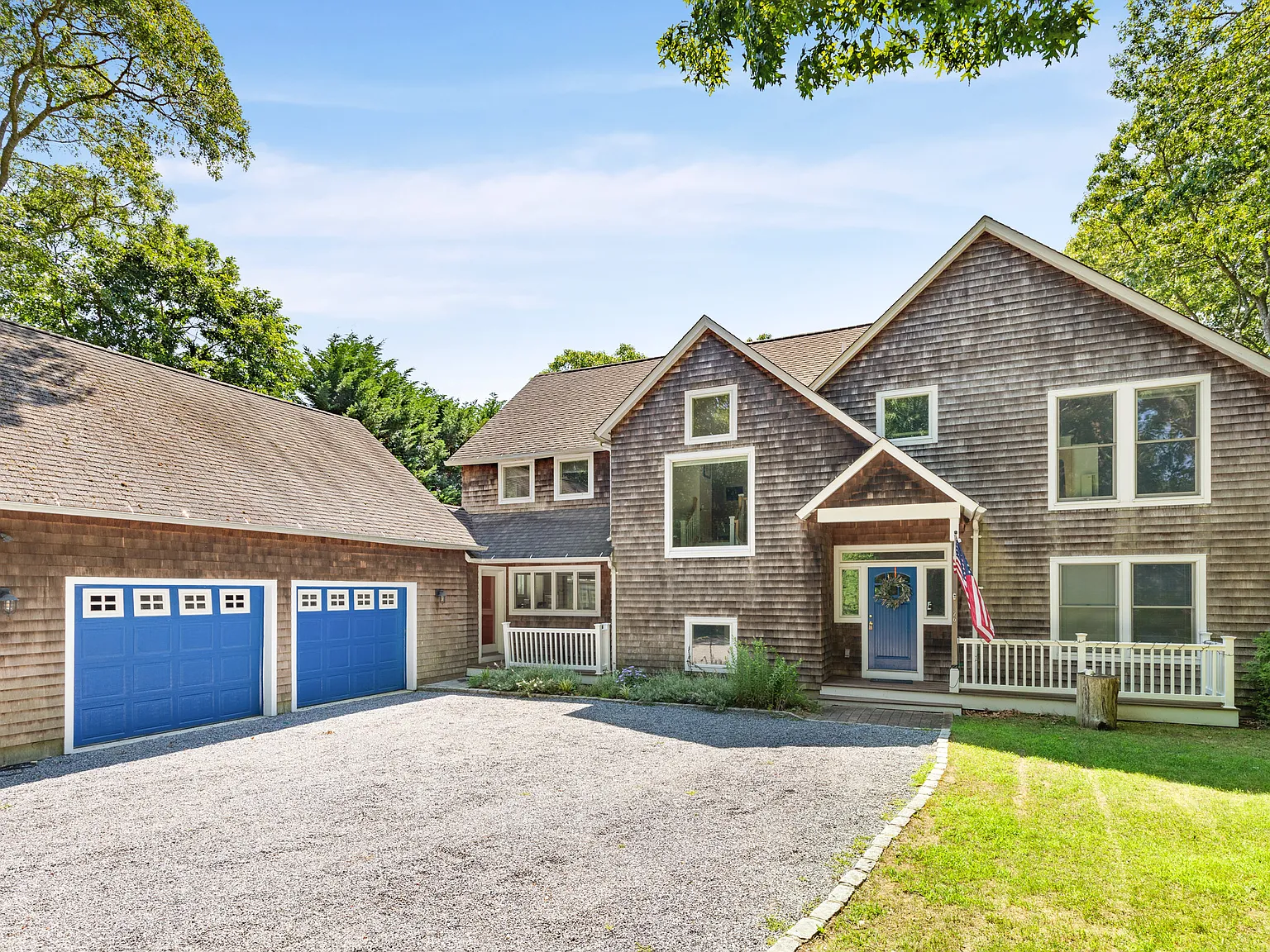 Large house with a pool in Wainscott — Photo 1