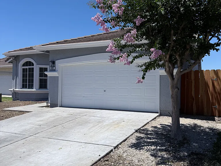 433 Halley Ave — Photo 2