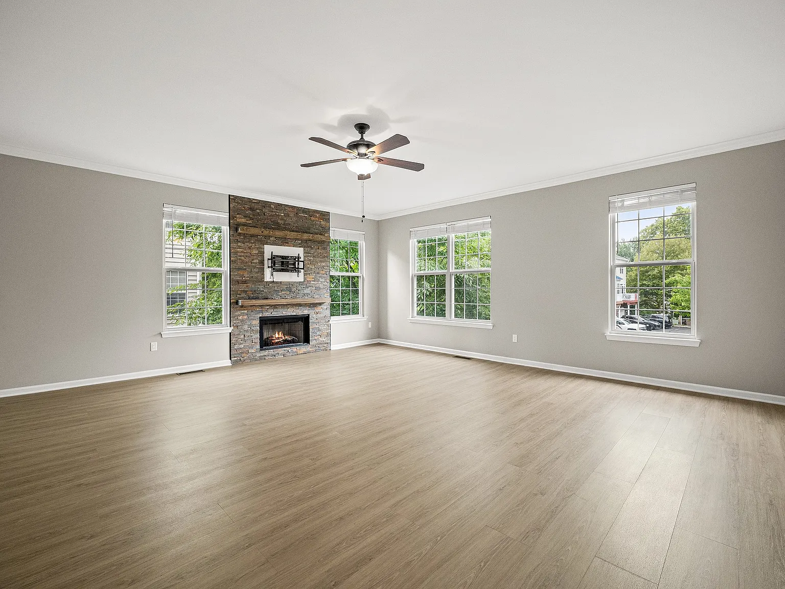 3 bed, 2.5 bath, 1940 sqft, $3,000 — Photo 3