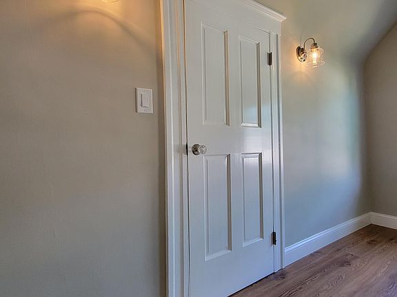 2nd image of 839 Brewster St Floor 3