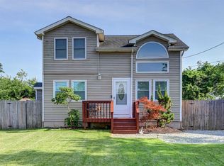 24 Peters Dr, Shirley, NY 11967