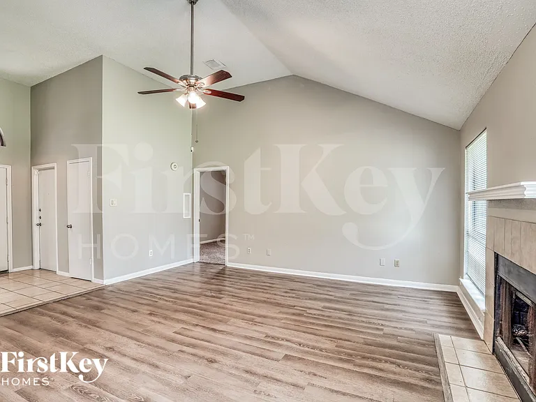 1055 Margate Dr — Photo 2