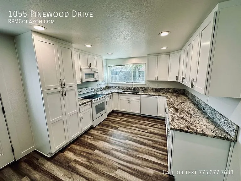 1055 Pinewood Dr — Photo 4
