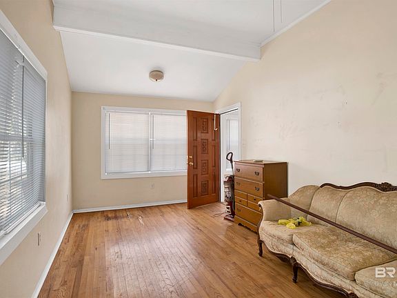 5th image of 58 Nichols Ave