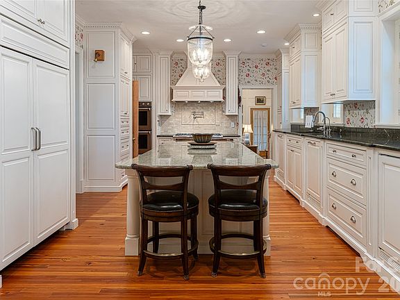 17th image of 324 Vanderbilt Rd