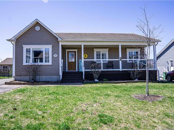 14 Harris St, Oromocto, NB E2V 0A6