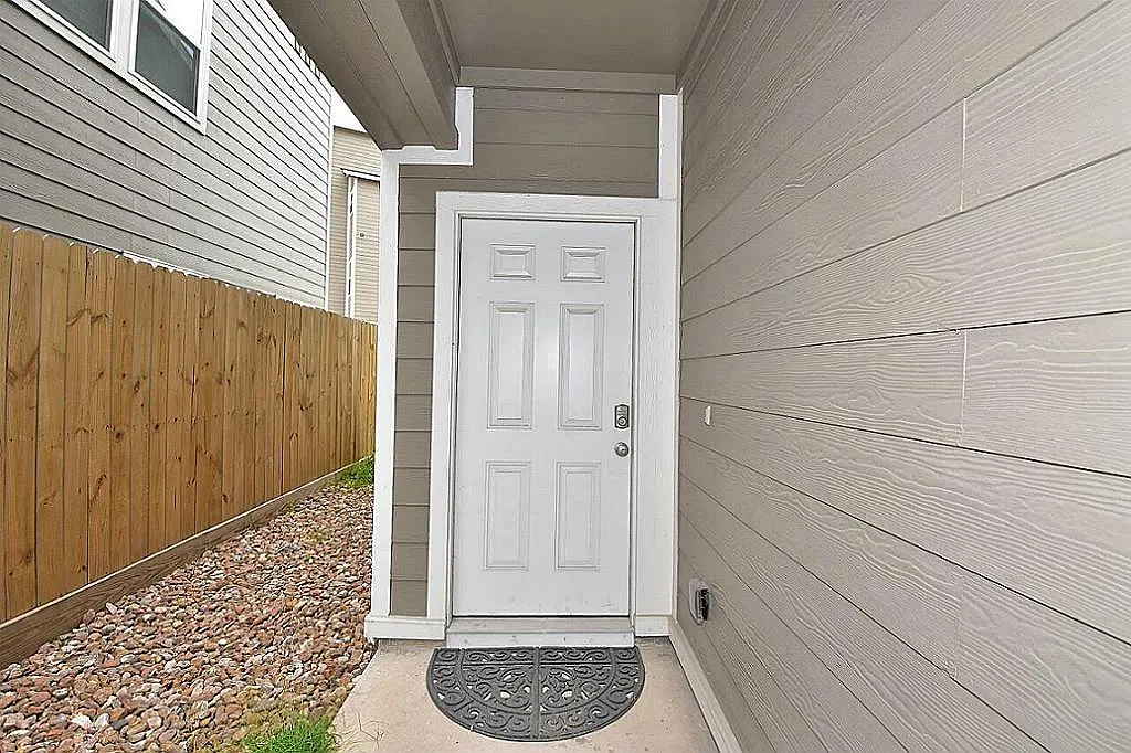 2 bed, 2.5 bath, 1325 sqft, $2,000 — Photo 2