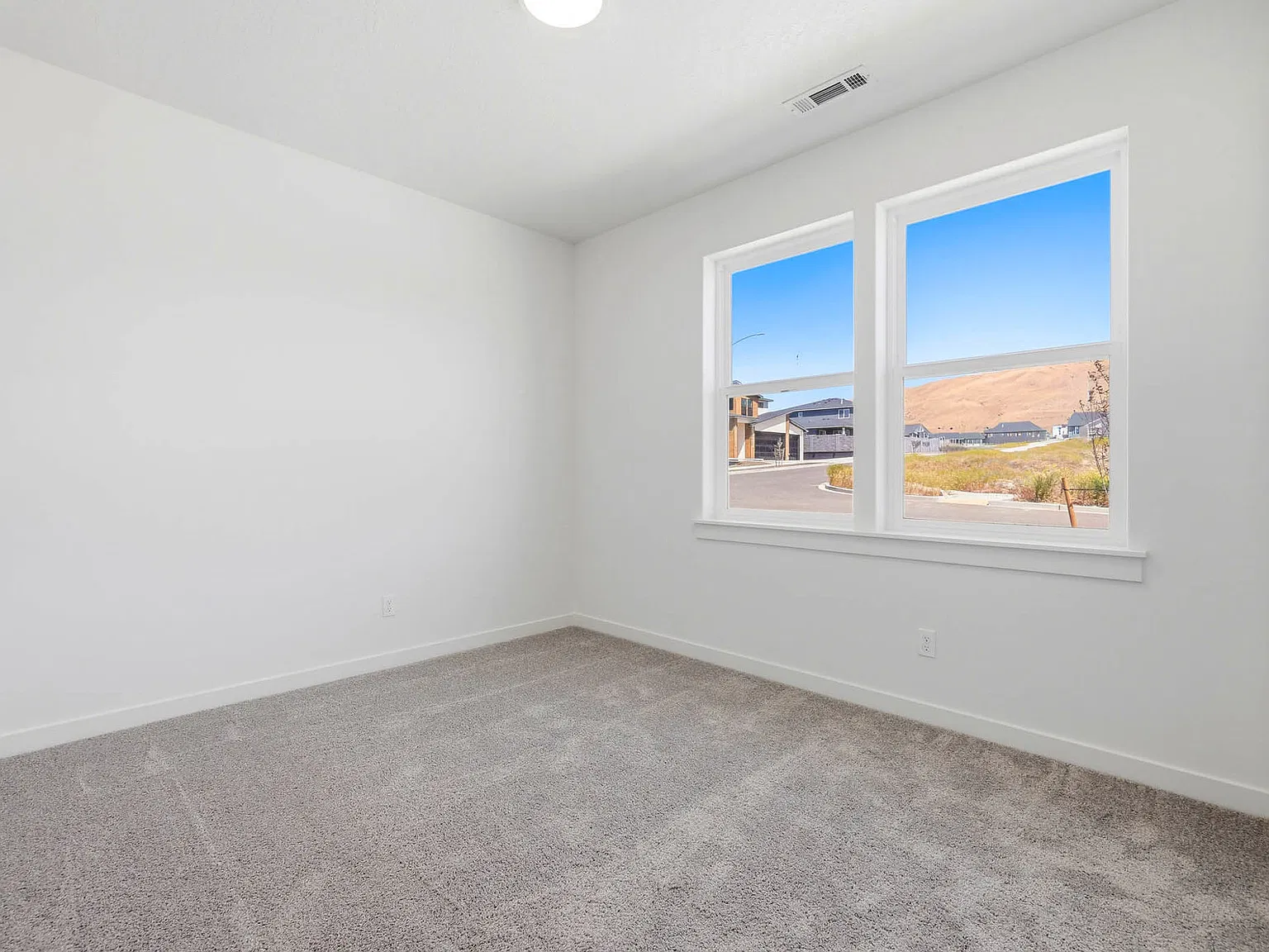 4 bed, 1979 sqft, $2,600 — Photo 3