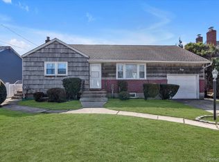 30 Colony St, Hicksville, NY 11801