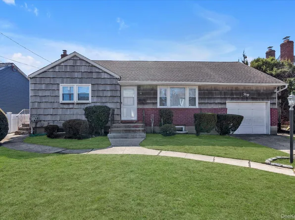 30 Colony St, Hicksville, NY 11801