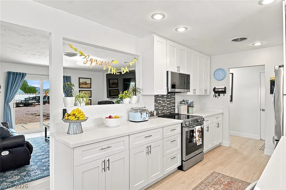 3 bed, 1.5 bath, 1198 sqft, $2,195 — Photo 4