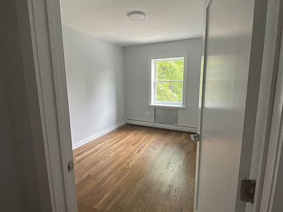 5th image of 980 E 180th St