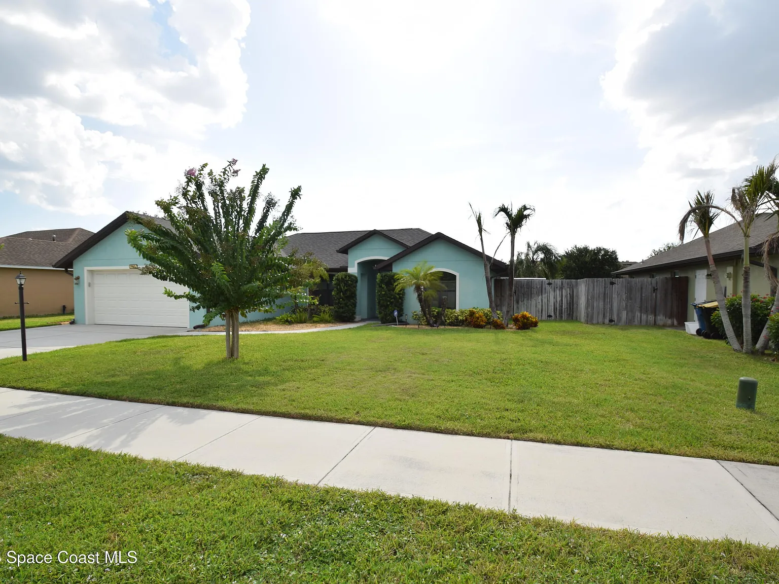 3 bed, 2.0 bath, 1458 sqft, $2,200 — Photo 2