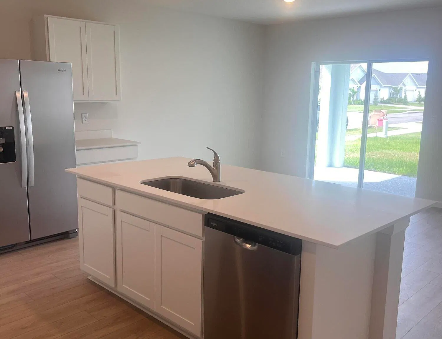 4 bed, 2.0 bath, 1830 sqft, $2,395 — Photo 2