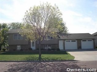 605 N Bismark St, Parkston, SD 57366