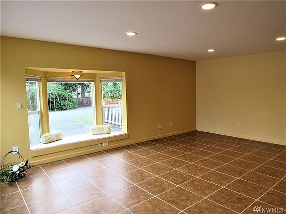 4th image of 4712 82nd Pl NE
