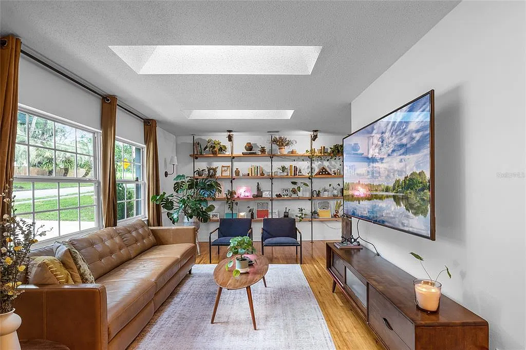 3 bed, 1.0 bath, 1729 sqft, $3,100 — Photo 3