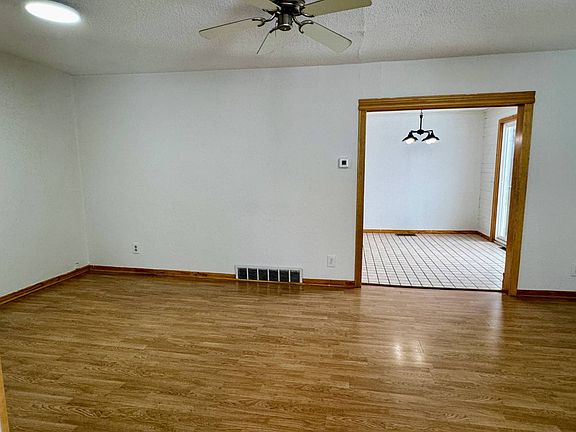 4th image of 721 8th Ave NE