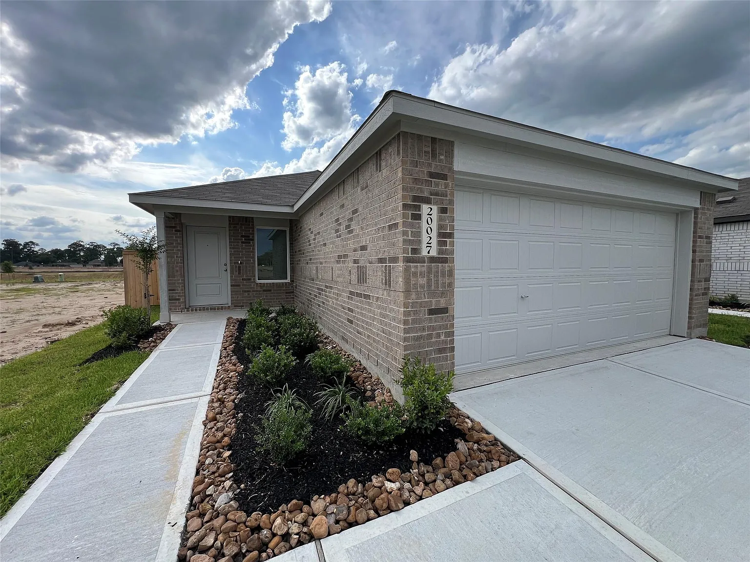3 bed, 2.0 bath, 1273 sqft, $1,800 — Photo 2