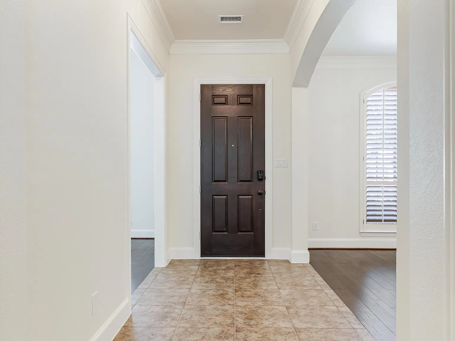 3 bed, 2378 sqft, $3,100 — Photo 3
